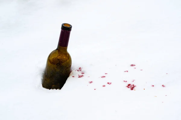 Бутылка Вина Снежном Красном Вине Вылилась Снег Красные Пятна Белом — стоковое фото