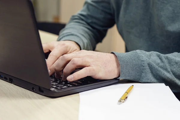 Hombre Blanco Suéter Verde Está Escribiendo Una Computadora Portátil Lado —  Fotos de Stock