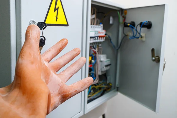 Elektrik panelinin arka planına dielektrik eldiven takın. Elektrik tesislerinde güvenli işlem kavramı
