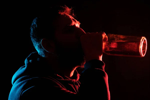 Homem Com Roupas Escuras Fundo Escuro Bebe Álcool Fotografia Chave — Fotografia de Stock