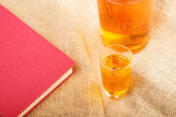 Parte Livro Copo Com Álcool Uma Superfície Tecido Linho Beber — Fotografia de Stock