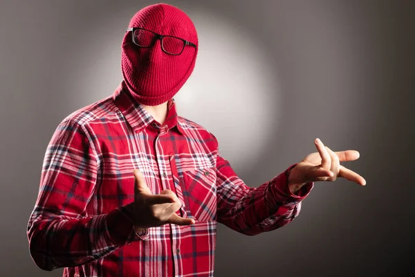 Hombre Con Una Camisa Roja Sobre Fondo Negro Cabeza Sombrero — Foto de Stock