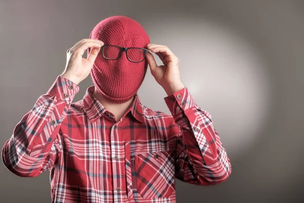 Egy Piros Inges Férfi Ketrecben Szemüveget Vesz Fel Egy Maszkra — Stock Fotó