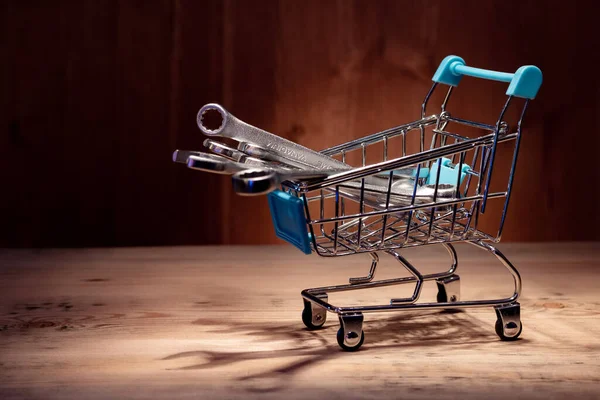 Carrello Miniatura Dal Supermercato Uno Sfondo Marrone Illuminato Esso Sono — Foto Stock