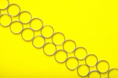 Anahtarlı tuş foblar için iki sıra metal halka, sarı arkaplanda bir köşegen