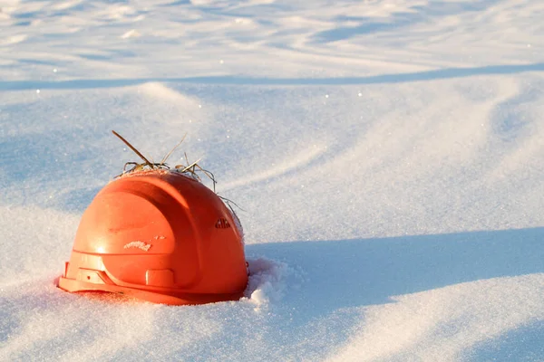 Casco Construcción Anaranjado Roto Yaciendo Nieve Que Aparece Una Ventisca —  Fotos de Stock