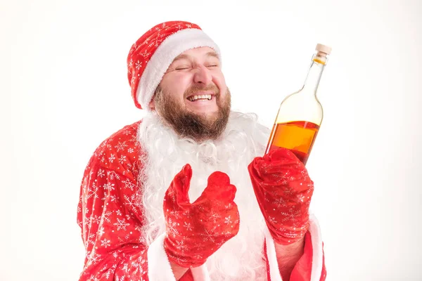 Bardzo Szczęśliwy Brodaty Mężczyzna Kostiumie Świętego Mikołaja Otrzymał Butelkę Alkoholu — Zdjęcie stockowe