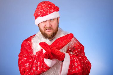 Şapkası gözünün üstünden kayan bir adam her şeyi durdurmanın zamanı geldiğini gösteriyor. Noel Baba yorgun.