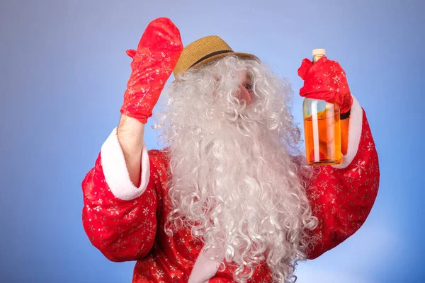 Santa Claus Alegre Con Una Botella Mano Sobre Fondo Azul — Foto de Stock