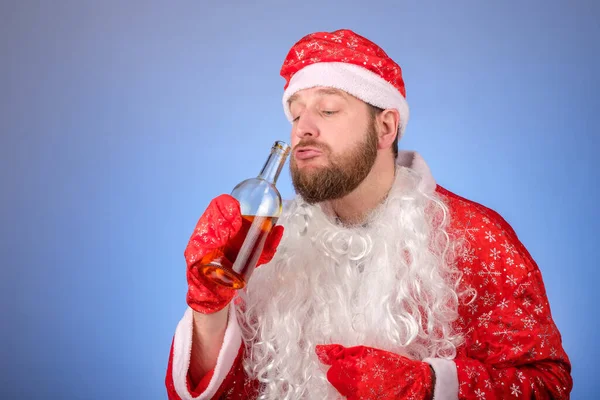 Hombre Con Traje Santa Alcanza Botella Con Sus Labios Borracho — Foto de Stock