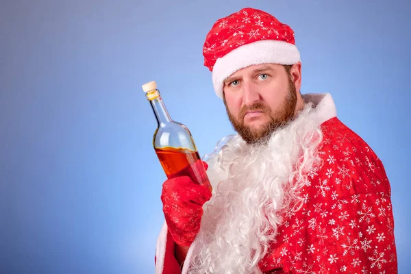 Niezadowolony Człowiek Przebrany Świętego Mikołaja Trzyma Ręku Butelkę Whisky Studio — Zdjęcie stockowe
