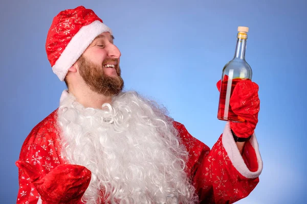 Hombre Muy Alegre Traje Santa Claus Con Una Botella Mano — Foto de Stock