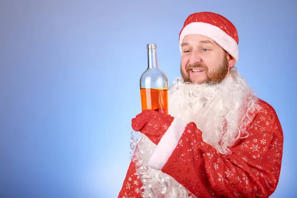 Hombre Traje Santa Claus Alegra Haber Conseguido Una Botella Alcohol — Foto de Stock