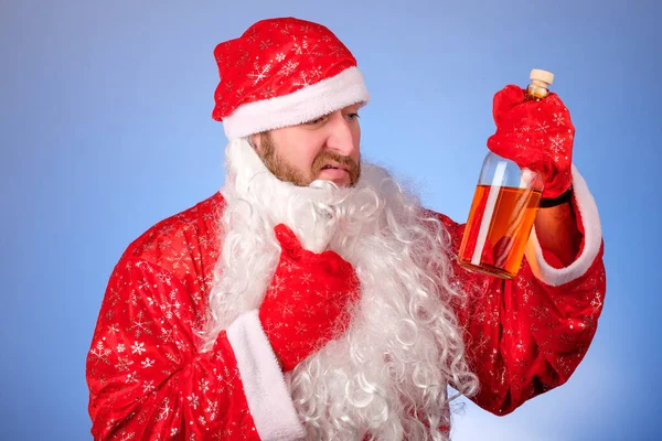 Hombre Con Traje Santa Claus Quita Barba Cara Mira Botella — Foto de Stock