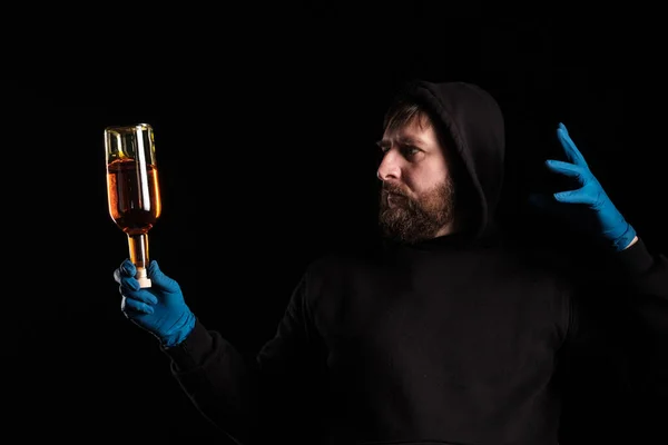 Hombre Con Capucha Tiene Una Botella Alcohol Mano Otra Mano — Foto de Stock