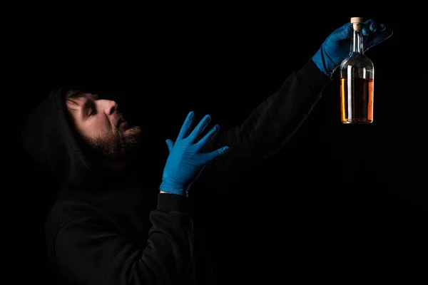 Hombre Admira Alcohol Jugando Papel Botella Mano Sobre Fondo Oscuro — Foto de Stock