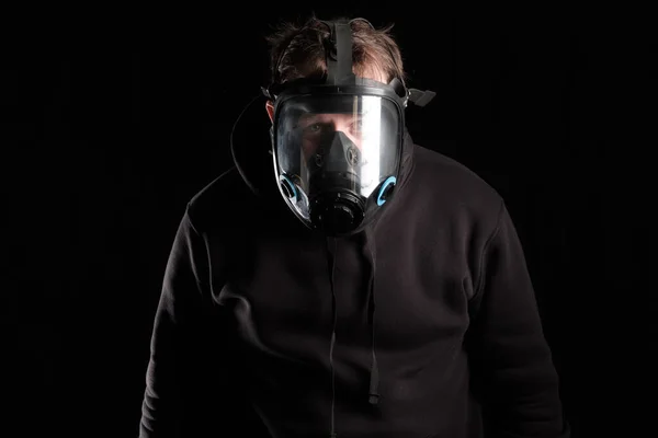 Gaz Maskeli Bir Adam Eğilip Bize Baktı Koruyucu Maskeler Takmaktan — Stok fotoğraf