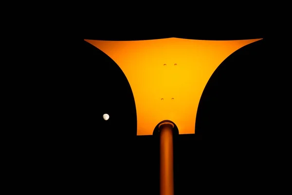 Gatlykta Orange Färg Mot Bakgrund Månen Gatubelysning Natten — Stockfoto