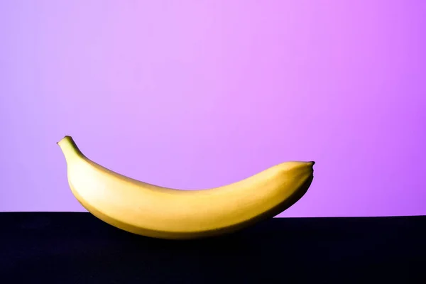 Ripe Banana Black Table Background Purple Colour Contrast — Stock Photo, Image