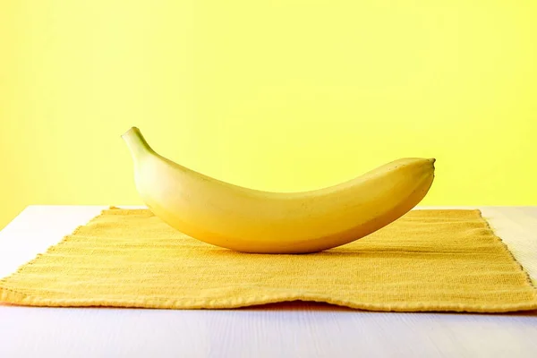 Banana Madura Está Localizada Pano Amarelo Fundo Amarelo Minimalismo Amarelo — Fotografia de Stock