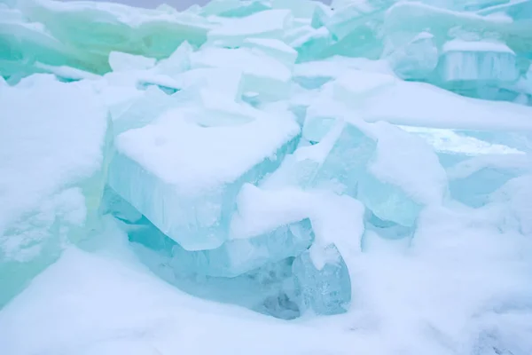 同じ氷の塊の中に青い氷があります 池の上で砕いた氷は — ストック写真