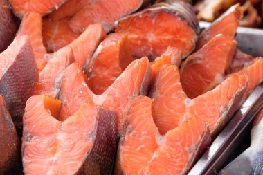 Teslimatta bir sürü tütsülenmiş balık, sokakta bir market. arkaplan bulanık