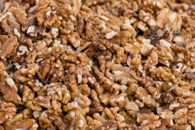 Çok sayıda soyulmuş ceviz çekirdeği. Ceviz satışı