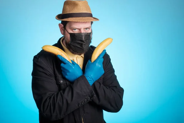 Ein Mann Mit Maske Und Hut Hält Bananen Wie Pistolen — Stockfoto