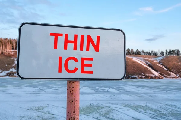 Bahar Rezervuarının Yakınındaki Yazıt Ince Buz Ile Imzala Arka Plan — Stok fotoğraf
