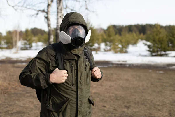 Hombre Con Una Mochila Una Máscara Gas Sobre Fondo Bosque — Foto de Stock