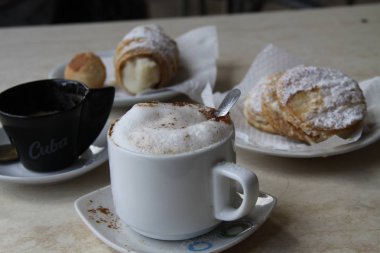 Sabah kahvesi ve tatlılar.