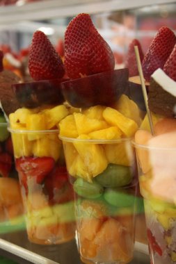 Çilek ile taze meyve salatası