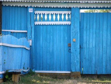 Evin büyük mavi kapı