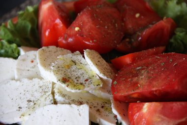 Kırmızı domates ve peynir