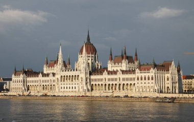 Eski parlament ve mavi gökyüzü