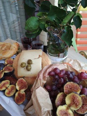 İncir ve peynir ile öğle yemeği