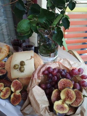 üzüm, peynir ve şarap