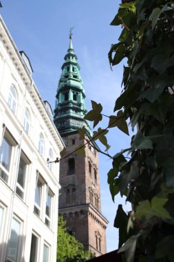 Eski sokak ve kilise manzarası