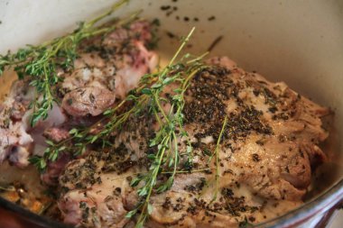 Yeşil otlu ızgara et.