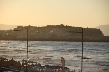 Eski Yunan kasabasında günbatımı