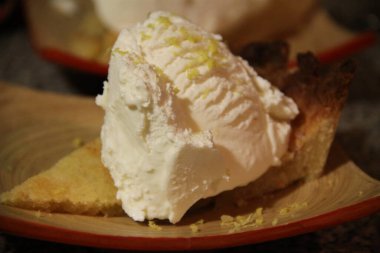 Dondurma ve elmalı turta.