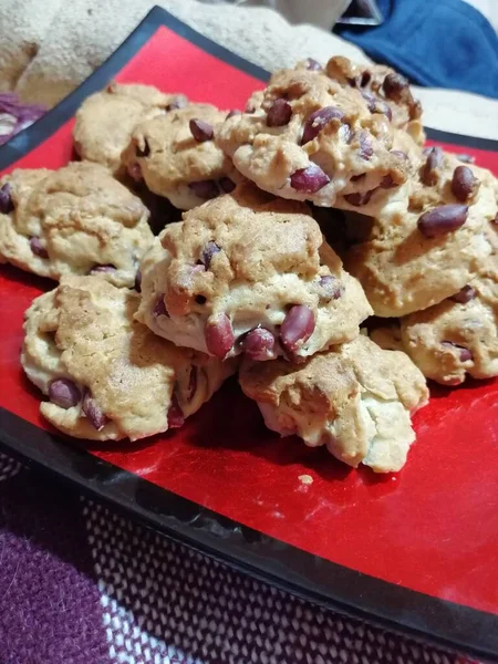 Biscuits Aux Cacahuètes Sur Plaque Rouge — Photo