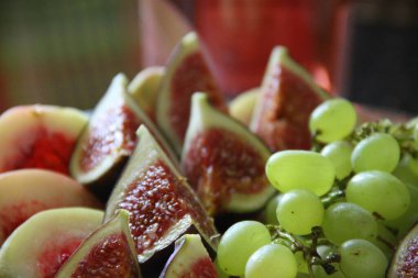 Tabakta incir ve üzüm