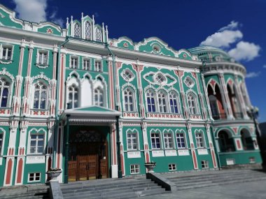 Mavi büyük saray ve mavi gökyüzü