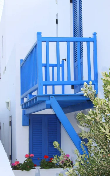 Balcón Azul Con Flores — Foto de Stock