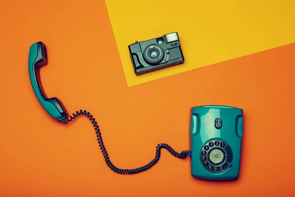Ретро Телефон Ретро Камера Желто Оранжевом Холсте — стоковое фото