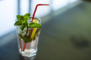 cam buz çay nane ve limon bir tablo ile