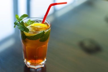 cam buz çay nane ve limon bir tablo ile