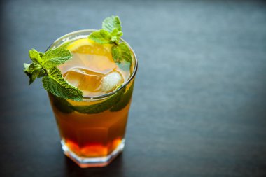 cam buz çay nane ve limon bir tablo ile