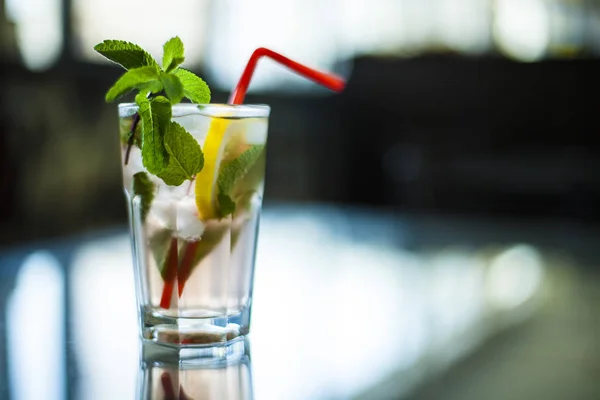 cam buz çay nane ve limon bir tablo ile